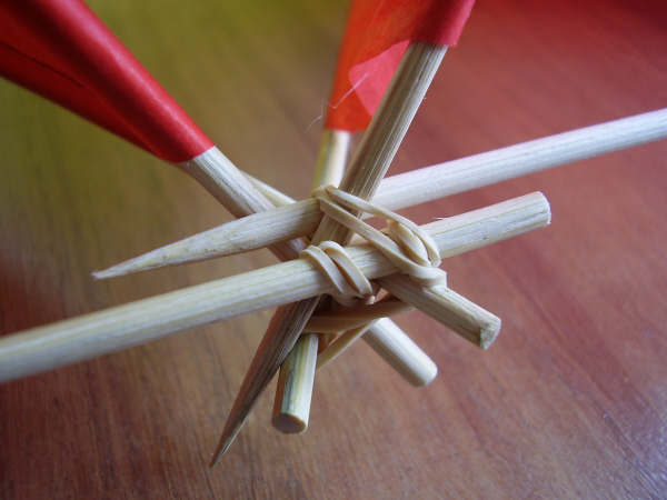 Vliegers maken bouwen van papier en bamboe prikkers. Kite Building, Drachen bauen, vliegers maken bouwen